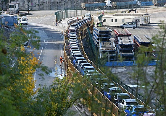 Trabajos para el transporte de vehículos en el Puerto de Pasaia.