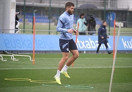 Caleta-Car en el entrenamiento de este martes en Zubieta.