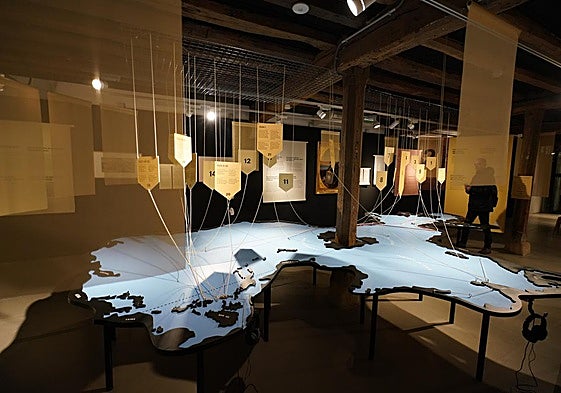 Maqueta con las escalas del segundo viaje de Elcano, en el museo donostiarra.