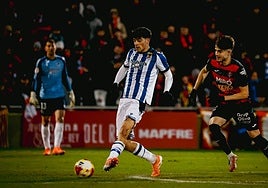 Jon Martín ejecuta un pase.