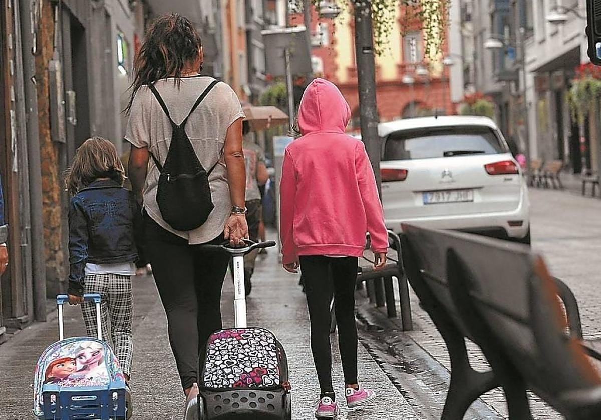 Las ayudas para los escolares permiten adquirir material escolar y apoyar al comercio.