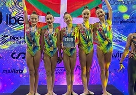 Las infantiles base del Tolosa CF, en el podio.