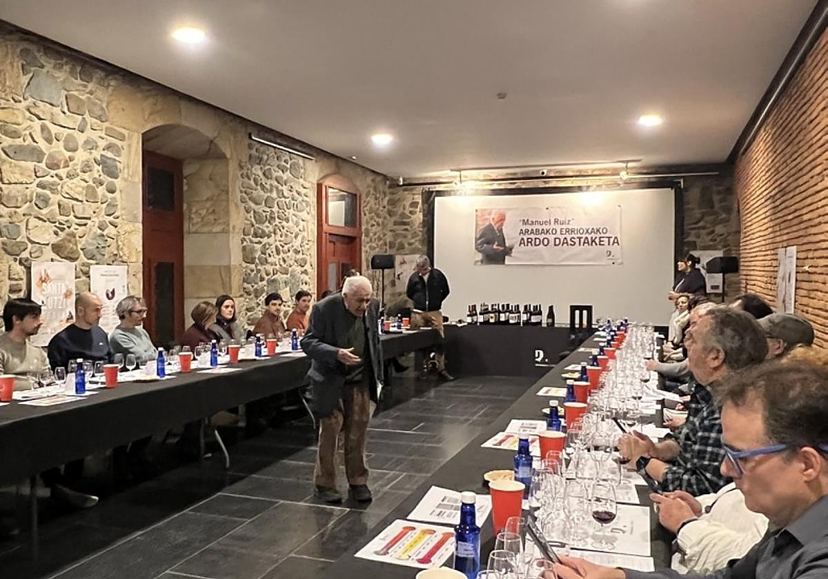 Manuel Ruiz lleva décadas sentando cátedra sobre el vino en Urretxu.