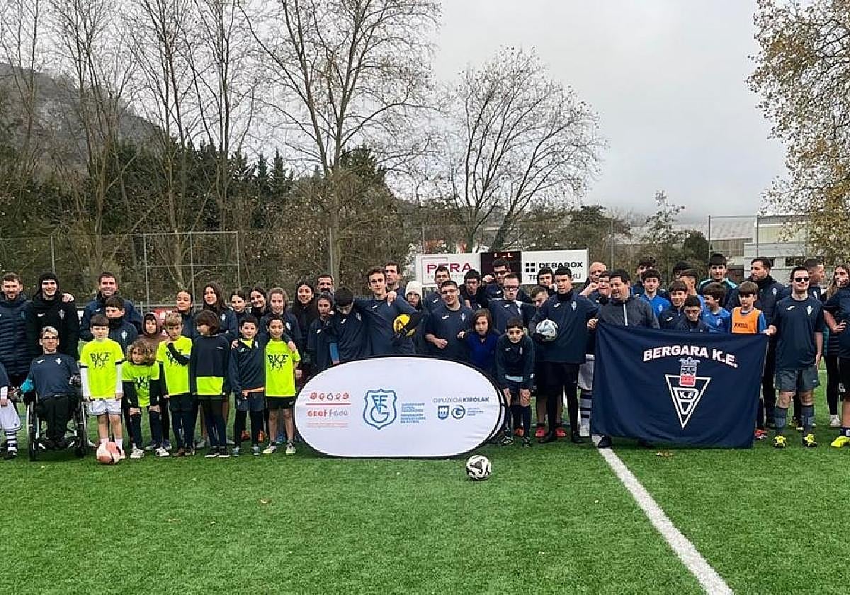 Los participantes provenientes de toda Gipuzkoa, los técnicos bergareses y federativos junto a organizadores y familias en Agorrosin.