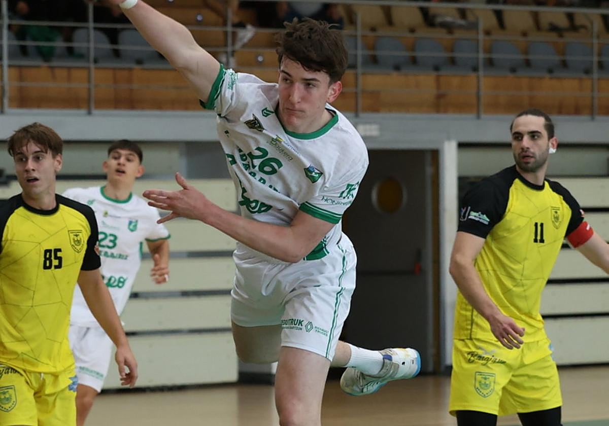 El pivote Aimar Iraeta marcó dos goles ante el Zarautz.