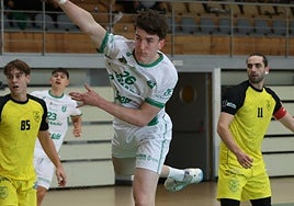 El pivote Aimar Iraeta marcó dos goles ante el Zarautz.