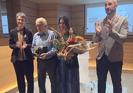 Iñaki y Nora Esnaola, viudo e hija, de Elena Barrena recibieron el premio de Telleria e Iraola.