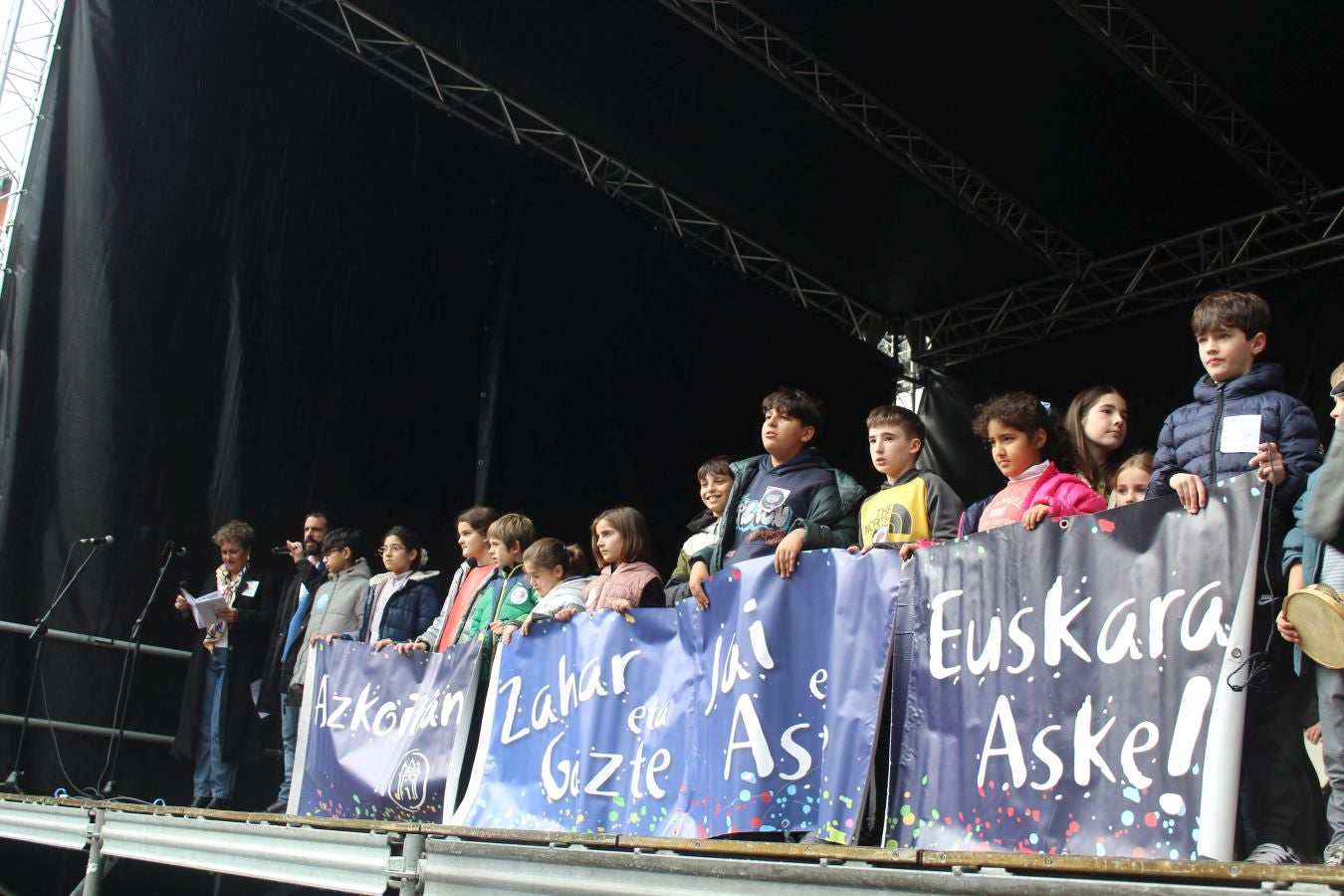 Kantuz eta euskaraz ospatu dute Euskararen Eguna