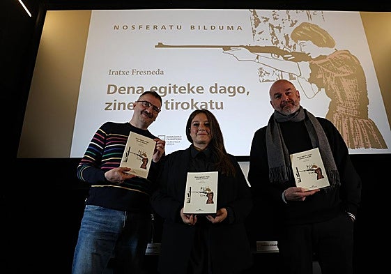 Josemi Beltran, Donostia Kulturako zine programazioko arduraduna, Iratxe Fresneda, liburuaren koordinatzailea, eta Joxean Fernández, Euskadiko Filmategiko zuzendaria, asteazken honetan liburuaren aurkezpenean.