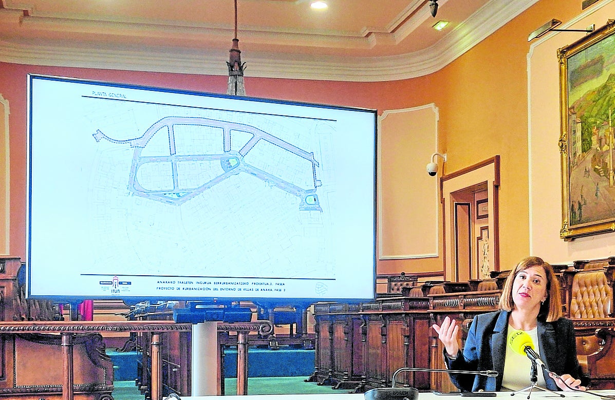 Borja Olazabal, Cristina Laborda y Txomin Gutiérrez, ayer en la renovada plaza Florencio Iracheta.