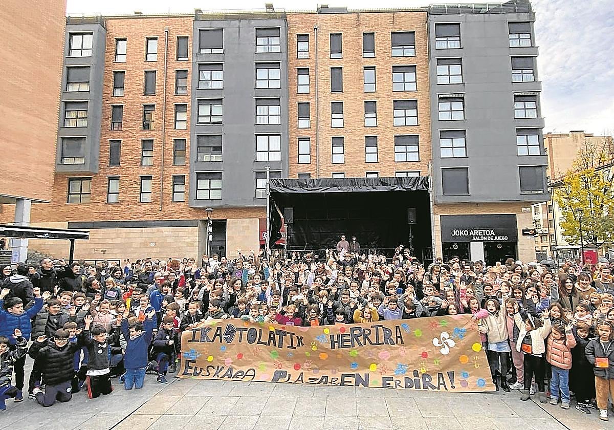 Aita Larramendi ikastolaren kasuan, Euskararen Eguna pasa den asteburuan ospatu zuen.