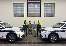 Los delegados Sergio Javier e Iñigo Bergés, flanqueados por el jefe Juanjo Aizpiolea y el suboficial Iñaki Corral, junto a los dos nuevos coches.