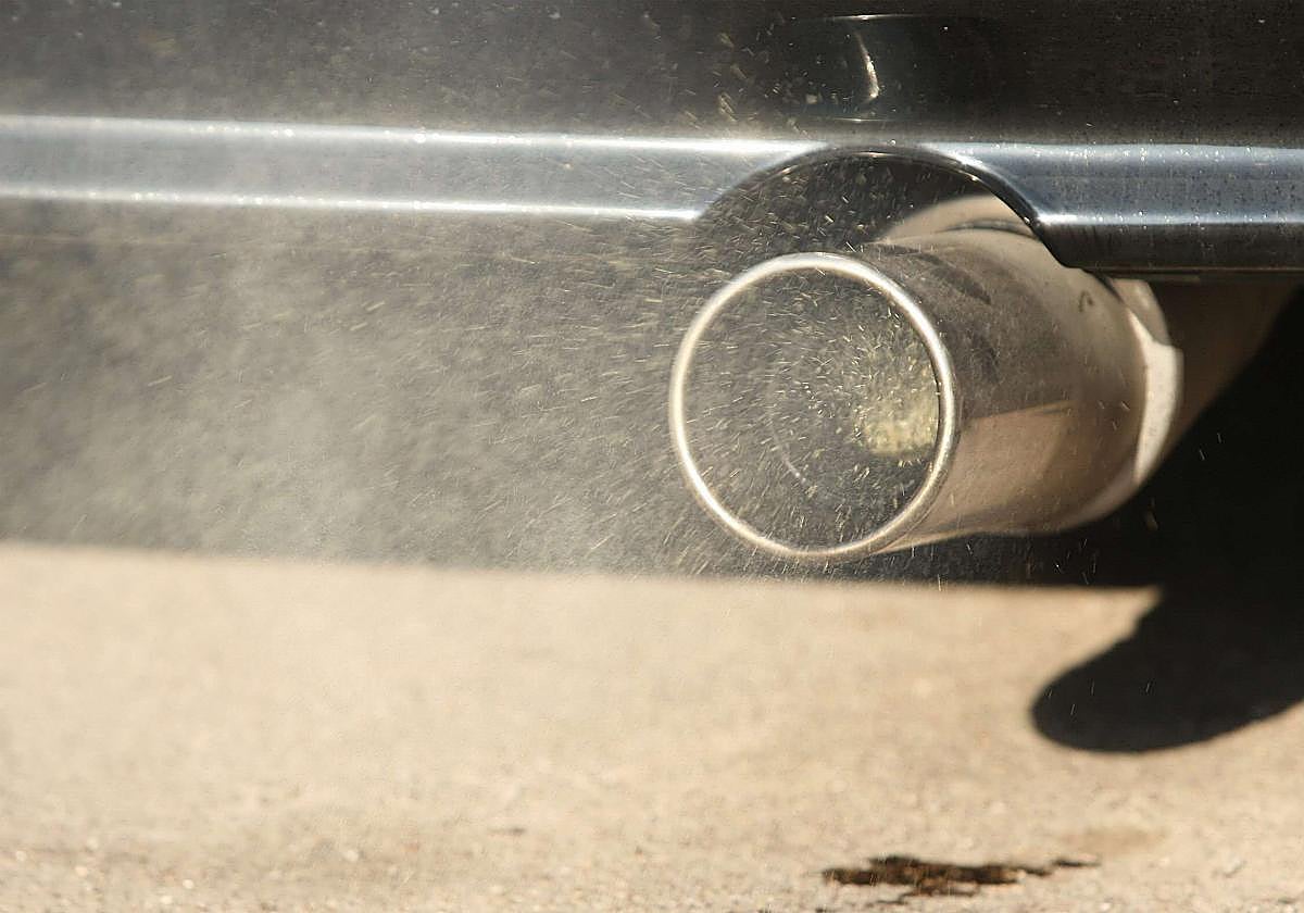 Tubo de escape emitiendo gases en Errenteria.