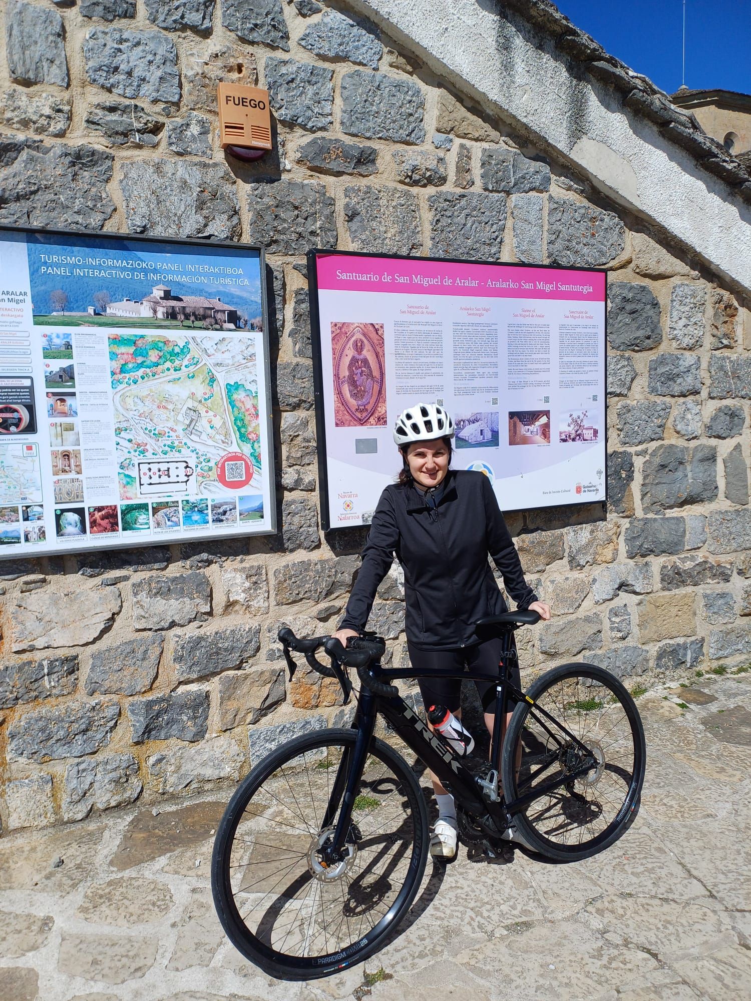 Ane, muy contenta con su bici en San Miguel de Aralar.