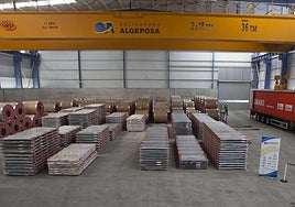 Uno de los almacenes con los que cuenta Algeposa en el Puerto de Pasaia.