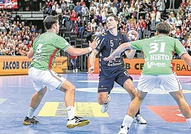 Marko Jevtic y Gorka Nieto intentan frenar el avance de Kirkelokke, que marcó cinco goles en el primer tiempo y seis en total.