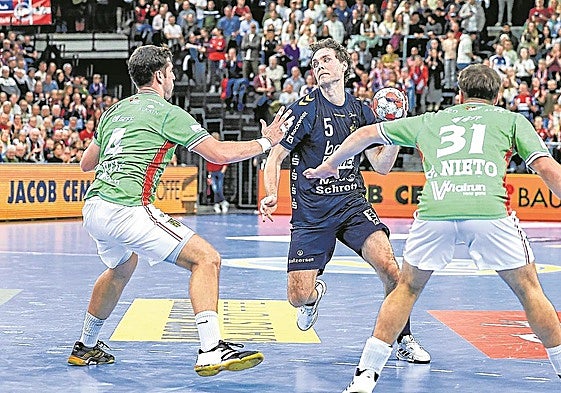 Marko Jevtic y Gorka Nieto intentan frenar el avance de Kirkelokke, que marcó cinco goles en el primer tiempo y seis en total.