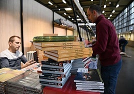 Liburuek, luze zein laburrek, eleberri, saiakera, komiki edo poesia izan, Landako gunea bere egingo dute beste urtebetez. Erakusmahaietan atzo mugimendu asko izan zen eta gaur azken ukituetara unea izango da.