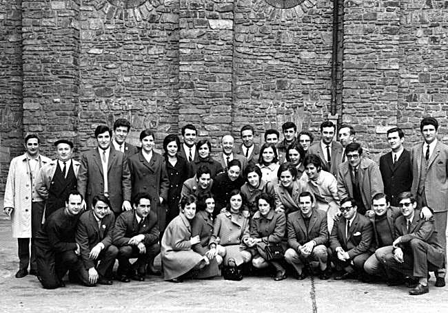 Seis décadas separan estas dos imágenes, las de aquellas primeras voces, allá por 1966, y la de la formación actual, integrada por 46 voces y dirigida por Mirengu Plazaola.