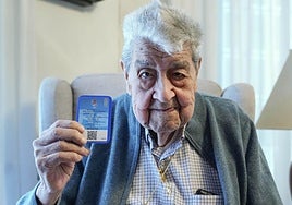 José Juan Ramos sostiene su carnet de socio para la entrevista que concedió a este periódico en noviembre de 2024.