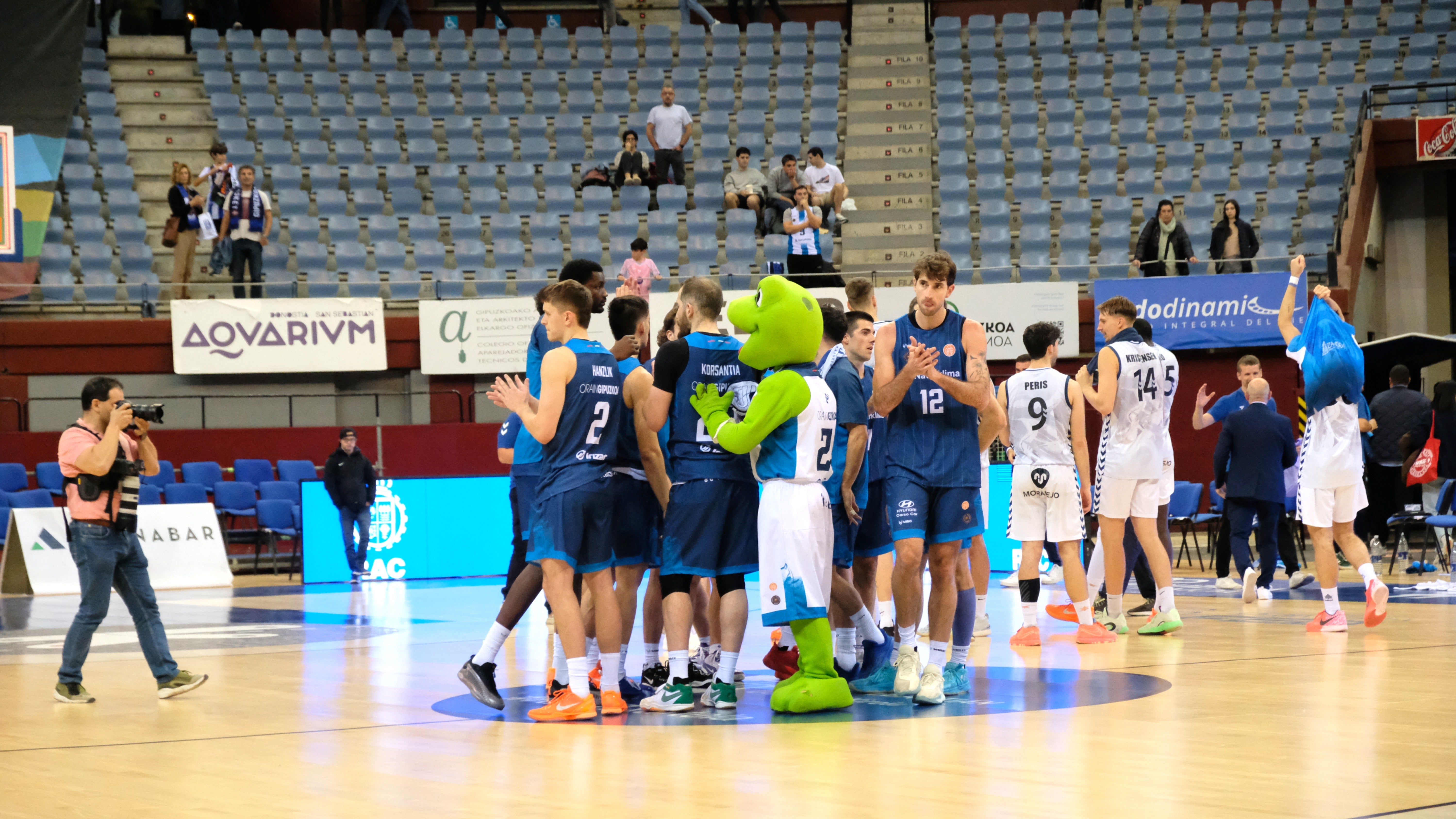 Los jugadores de Inveready Gipuzkoa Basket al acabar un partido.