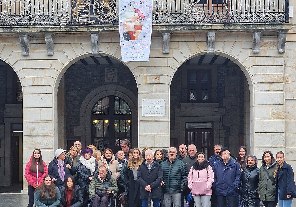 Participantes en el colocado de la pancarta, este jueves por la mañana, en el Ayuntamiento.