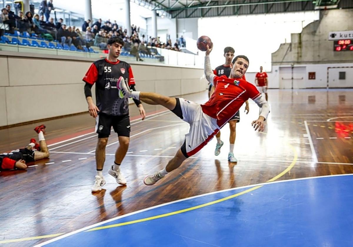 Ander Goikoetxea, jugador del sénior masculino de balonmano.