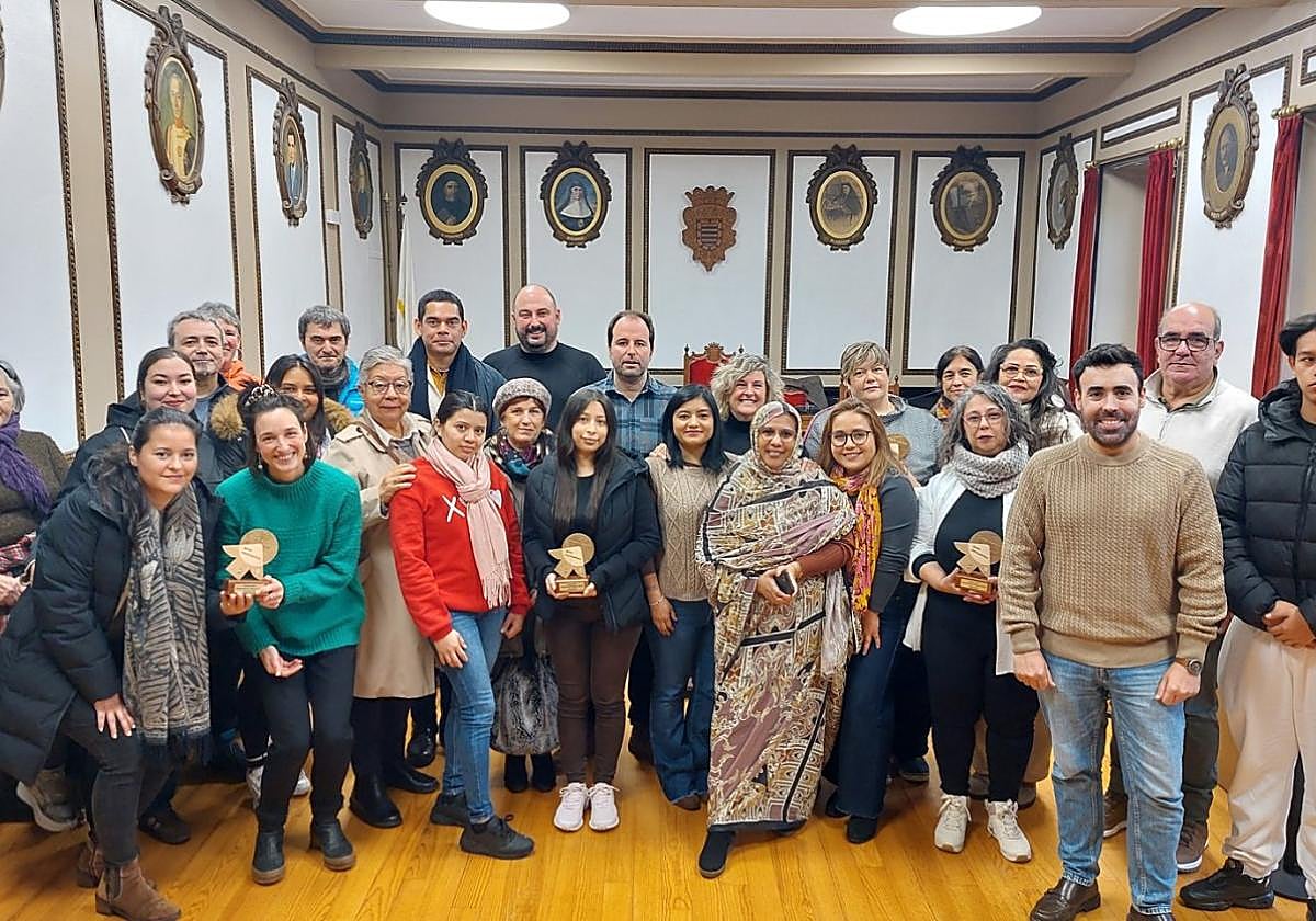 Udaletxeko ordezkariak, AEK euskaltegiko arduradun, irakasle eta ikasleekin batera Pleno aretoan.