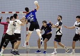 Amenabar Zarautz destaca ofensivamente (máximo goleador de los 6 grupos con 435 tantos) pero también se aplican en defensa.