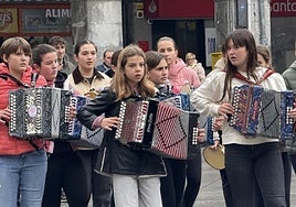 Ehunka lagun bildu zen atzo goizean Azkoitiako plazan euskararen aldeko aldarria egiteko.