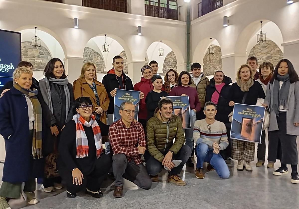 Responsables municipales, comerciantes y agentes sociales presentaron la programación navideña.