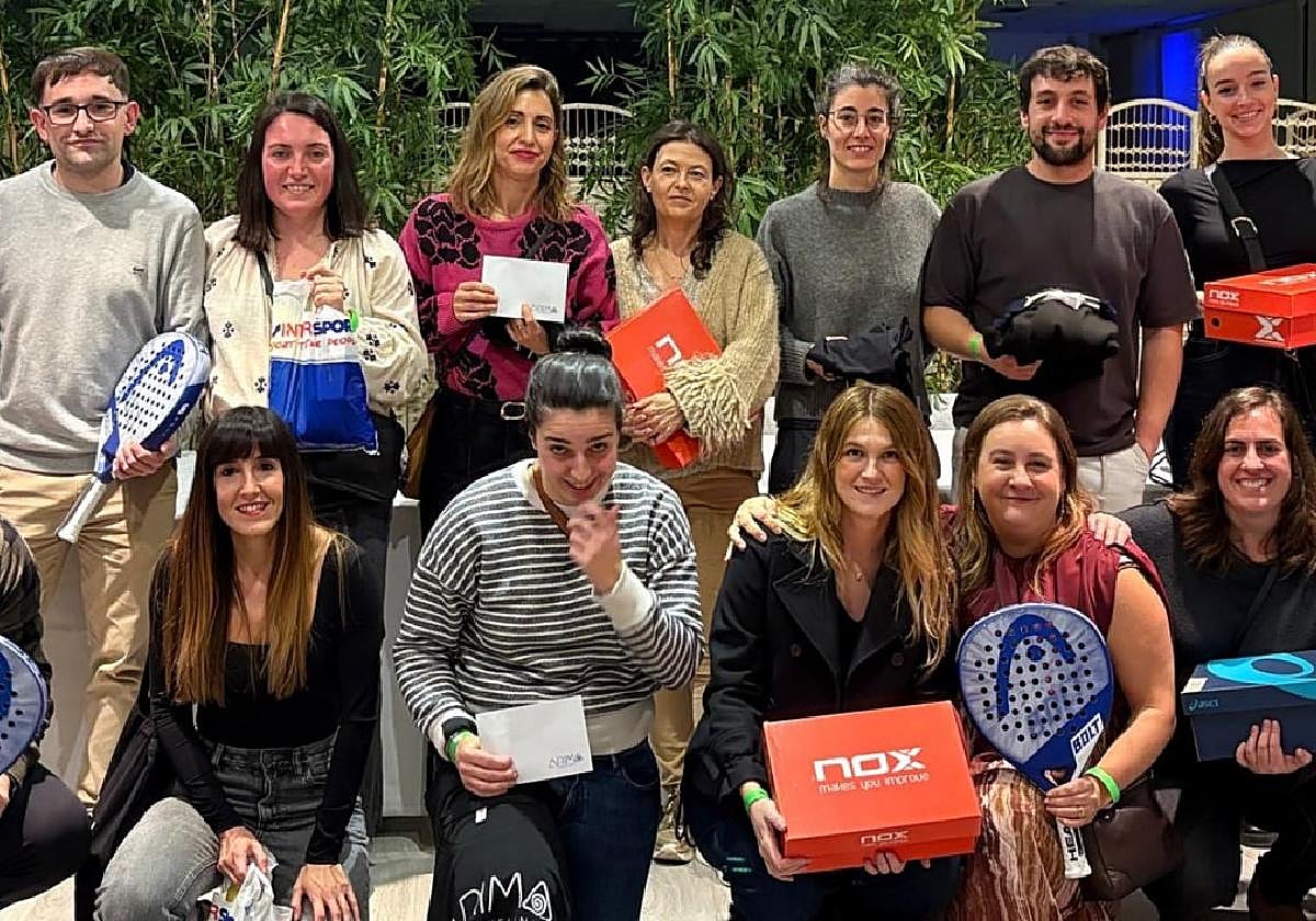 Grupo de jugadores y jugadoras guipuzcoanos en la fiesta celebrada en el restaurante del Real Club de Tenis.