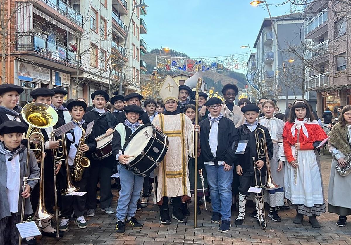 Escolares y músicos. Acompañarán al obispillo en la ronda, que partirá de Laubide.
