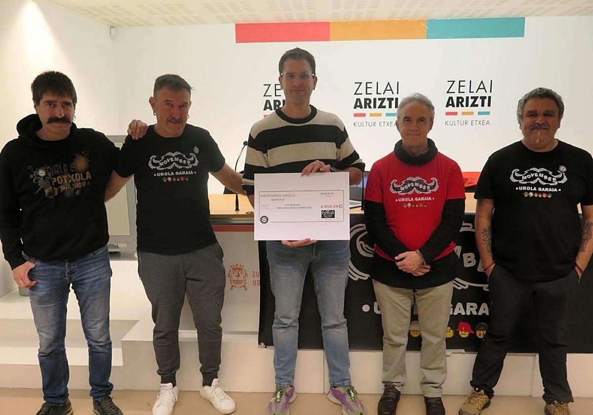 Diego Lantada, Aritz Segurola, Enrique Zaldua y Toño Fernández entregaron el cheque a Arkaitz Carracedo.