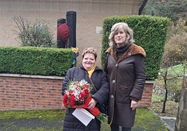 Nekane Basurto (Pedro Basurtoren iloba) eta Marina Bidasoro Zumaiako Udaleko zinegotzia.