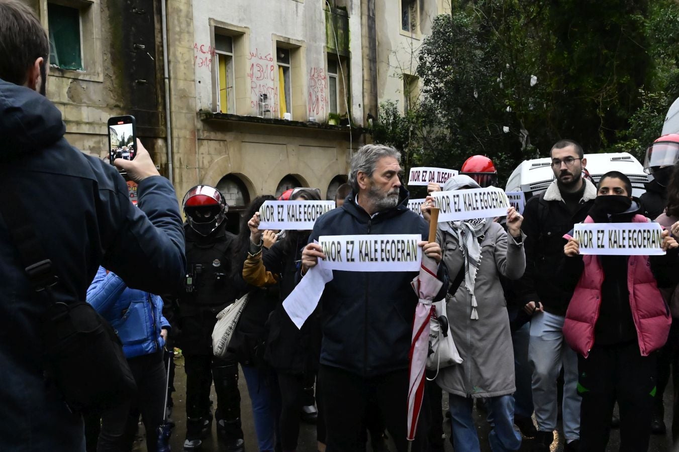 Desalojo del edificio okupado en Martutene