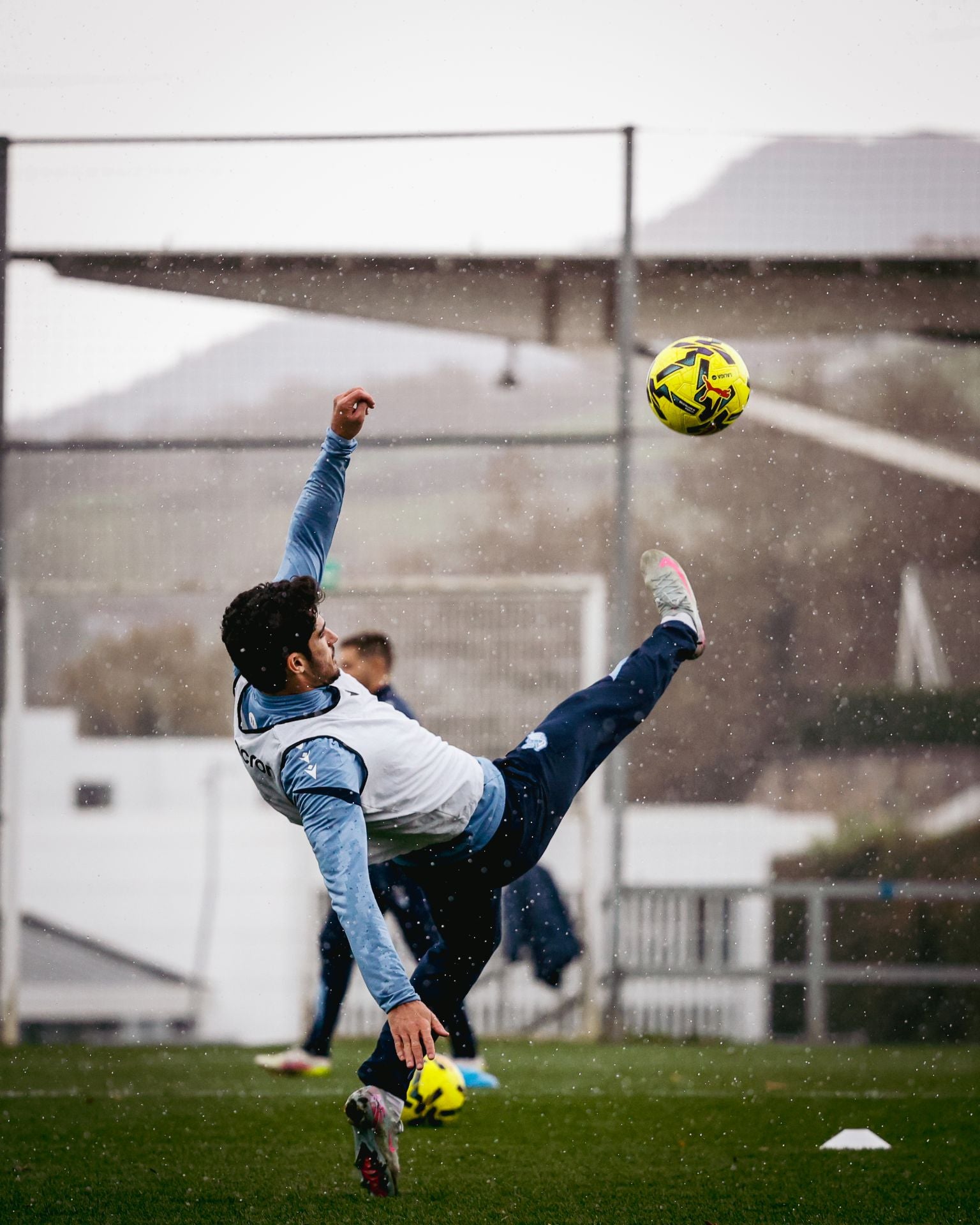 Lluvia y un gol de chilena pensando ya en Mendizorrotza