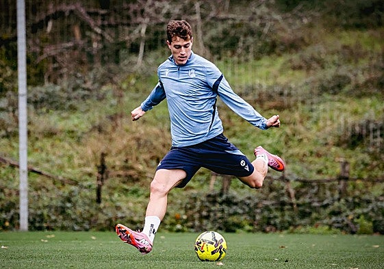 Luka Sucic se dispone a rematar a puerta durante el entrenamiento de ayer celebrado en Zubieta