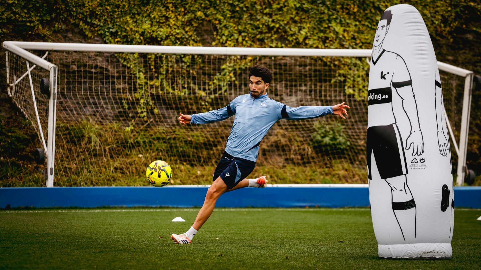 Lluvia y un gol de chilena pensando ya en Mendizorrotza