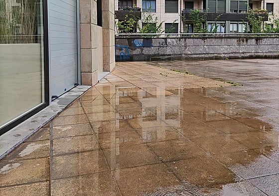 Denuncia Marta una situación que padecen desde hace dos años y medio: «Así tenemos la entrada a nuestro local de centro médico, en la plaza Resines y Olóriz, lo que hace que nuestros pacientes tengan dificultades para llegar. La plaza tiene varios desniveles y se generan charcos grandes en la entrada del local y en medio de la plaza».