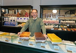 Iñigo Otaegui posa rodeado de los turrones que tanta fama han alcanzando dentro y fuera de San Sebastián.