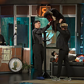 David Broncano se prueba la cabeza de momotxorro que le regaló Pello Reparaz.