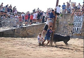 Una cuadrilla participa en un festejo taurino.