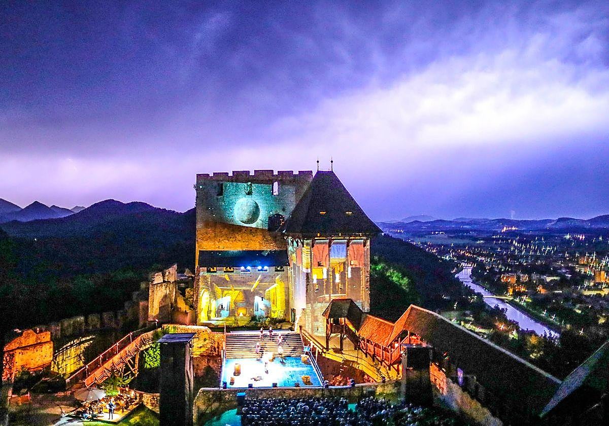 Un mercadillo navideño y un castillo medieval de cuento en la Ciudad Europea de la Navidad 2025