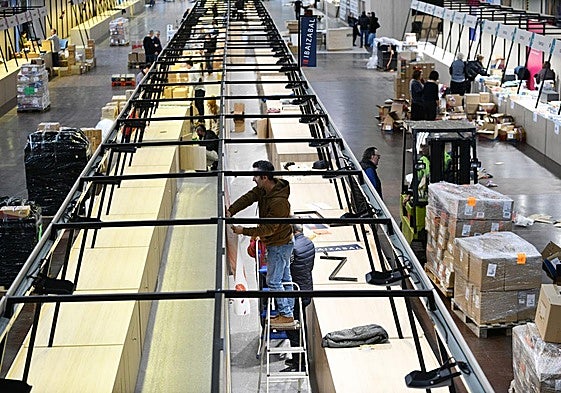 Imagen panorámica de los preparativos en Landako, punto neurálgico de Durangoko Azoka hasta el lunes.