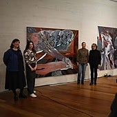 Natalia Suárez fusiona dibujo y pintura en la teatral 'La escena oscura. Ella despierta'