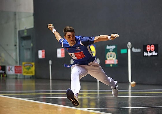 Peio Etxeberria intenta devolver una pelota.