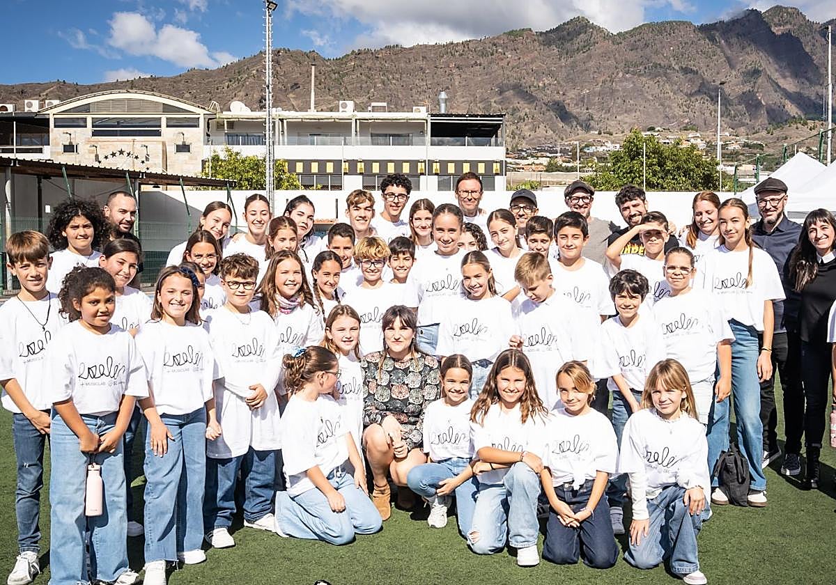 La cantante Rozalén posa junto a algunos niños que signaron uno de sus temas en el concierto.