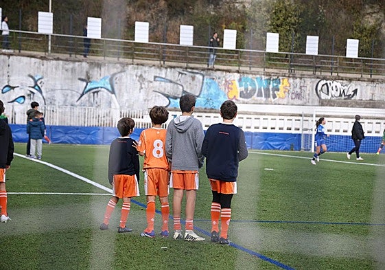 Varios niños durante una jornada de fútbol dentro del programa Multikirola.