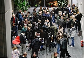 Asistentes al acto de inauguración de la exposición, en el vestíbulo de Palmera Montero.